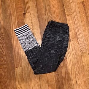 Patterned black & white leggings